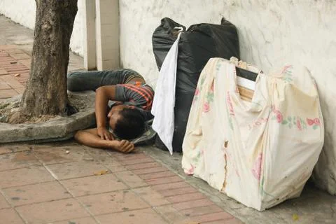 The tramp lying on the sidewalk. Foto stock