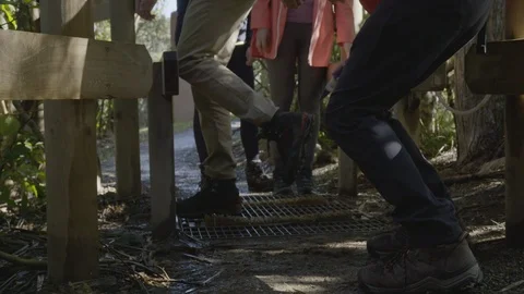 Trampers Using Shoe Cleaning Station Vídeos de archivo 86505714