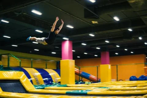 Trampoline jumper performs acrobatic exercises on the trampoline Foto stock