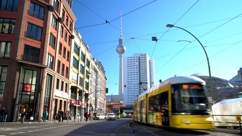 Trams and Trains, Hackescher Markt, Berlin 库存影片 105717285