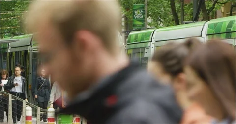 Trams &amp; people in Melbourne Vídeo Stock 85248947