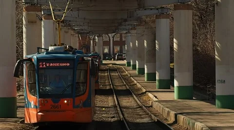 Tramway rush 71-623 arrives and departure the stop in Moscow 스톡 동영상 67618067
