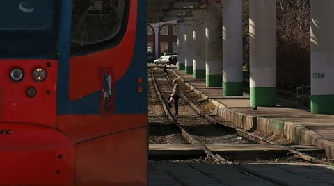 Tramway rush 71-623 arrives and 71-619 departure the stop in Moscow 스톡 동영상 67618159