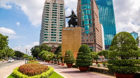 Tran Hung Dao statue in front of hotel and office tower, Ho Chi Minh City Vídeo Stock 116859119