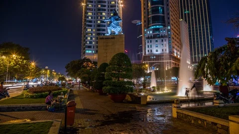 Tran Hung Dao statue in front of hotel and office tower, Ho Chi Minh City Vídeo Stock 116859356