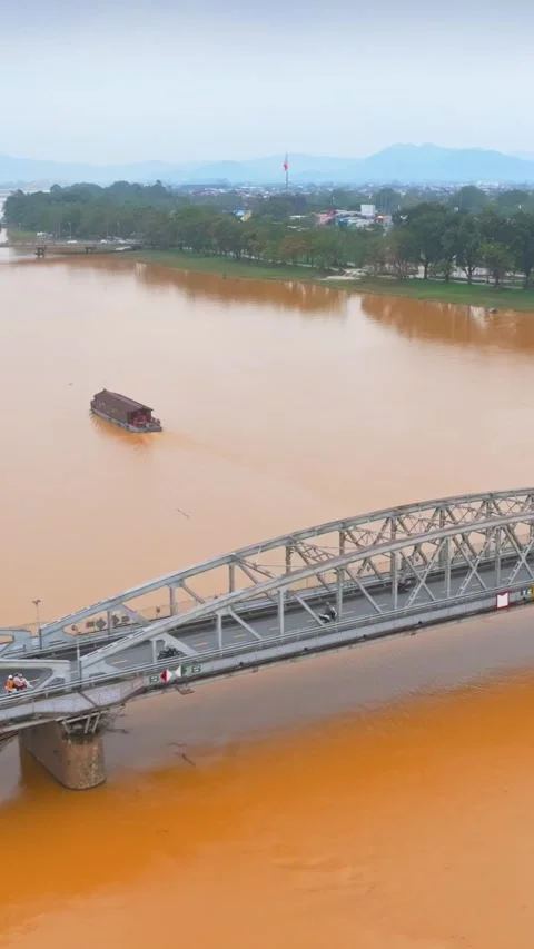 Trang Tien Bridge over Perfume River, Hue, Thua Thien Hue, VN Stock-Footage 331036342