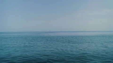 Tranquil and calm blue ocean waters, horizon meditation 動画素材 90218367