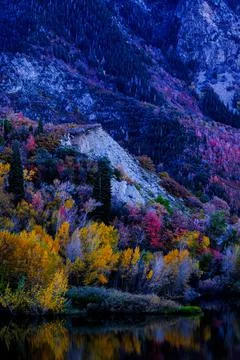 Tranquil Autumn Reflection in Nature's Wilderness Foto stock