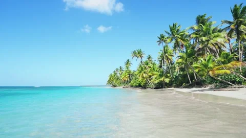 Tranquil beach scene for inspirational travel, concept of summer holiday.  Vidéo 248125906