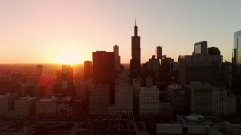 Tranquil cityscape of Chicago captured from above during a peaceful sunset. Stock-Footage 304428523