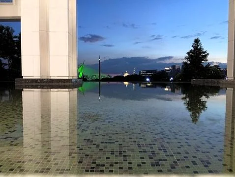 A tranquil cityscape reflection at twilight, showcasing serene waters Foto stock