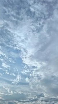 Tranquil Cloud Patterns in Blue Sky Background Texture Stockfoto's