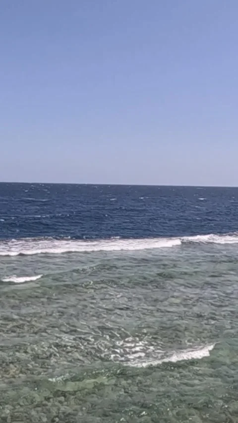 A Tranquil Coastal Scene Captured in Two Frames: The Serene Meeting of 库存影片 330097142