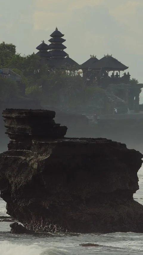 Tranquil Coastal Temple Scene With Lush Surroundings And Clear Sky Stockbeeldmateriaal 333646293