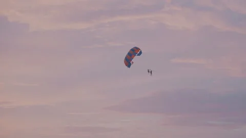 Tranquil evening flight with vibrant parachute over open sea. Beautiful twilight 스톡 동영상 332932686