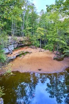 Tranquil Forest Reflection Hocking Hills Eye-Level View Stock-Fotos