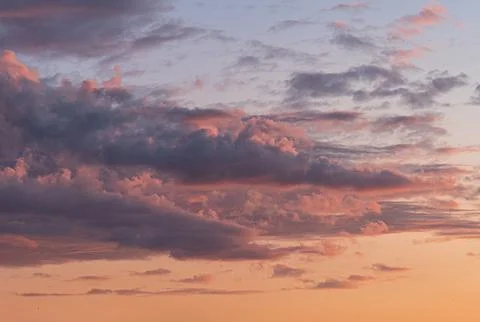 A tranquil, horizontally-framed scene of a transitioning pinkish-orange sky.. Foto stock