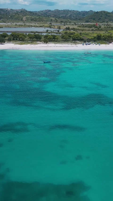 Tranquil Lagoon With Distant Hills. Serene Turquoise Water With Reef Vídeo Stock 334627718