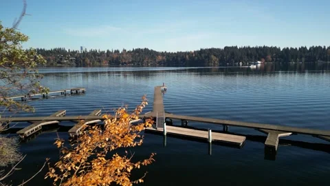 Tranquil Lake with Floating Docks and Autumn Foliage Stockbeeldmateriaal 348417532