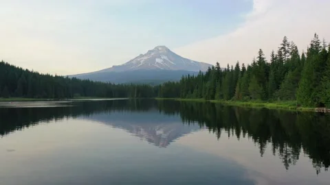 Tranquil Lake With Mountain Reflection In Wilderness 스톡 동영상 170091850