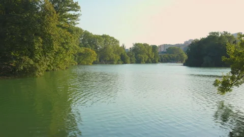 Tranquil Lake Of The Parc de la Tête d'or Urban Park In Lyon, France. Wide Stockbeeldmateriaal 289198277
