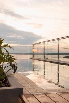 Tranquil lake reflects soft sunset colors Foto stock