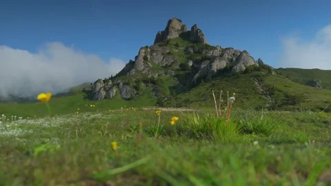 Tranquil low-angle static ground view of majestic rocky Ciucas Mountains pe.. Vídeo Stock 331536198