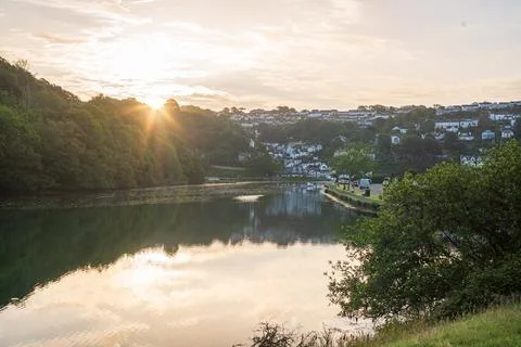 Tranquil Millpool Sunrise Over Looe Waterway and Riverside Village Stock-Fotos