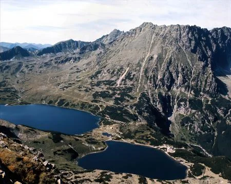 Tranquil Mountain Lake Under a Cloudy Sky Foto stock