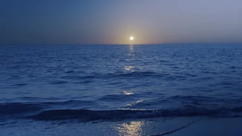 Tranquil Ocean Sunset Or Sunrise With Golden Sun Reflection On Blue Water Vidéo 334815191