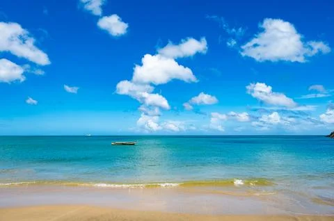 Tranquil Ocean View with Blue Sky and Clouds. Fotos Stock