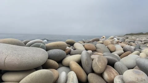 Tranquil Pebble Beach with Ocean Waves 🌊 – Peaceful Seaside Landscape 動画素材 311111361