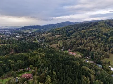 Tranquil Rural Locality Embedded Within Thick Woods Featuring Quaint Houses.. Stockfoto's
