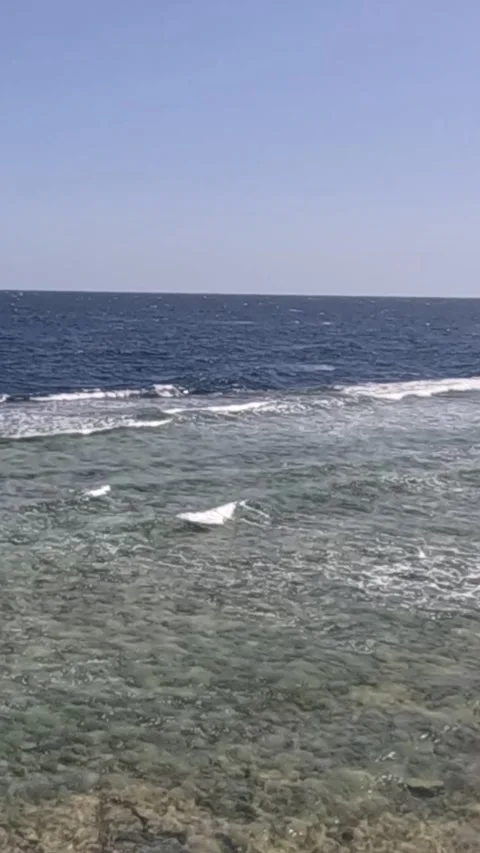 A Tranquil Seascape: Serene Waves Gently Lapping Against a Crystal-Clear 库存影片 330095704