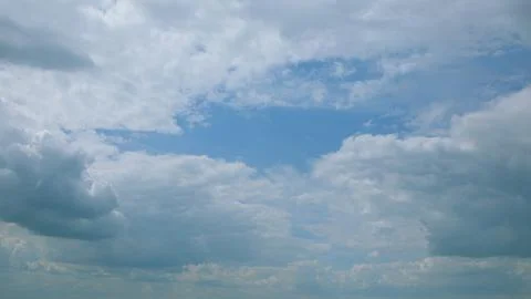 A Tranquil Sky is lovingly adorned with Beautiful Cloudy Patterns and Vibrant Bl Foto stock