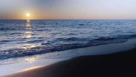 Tranquil Sunset Over Ocean Waves, Golden Hour Beach Serenity, Nature'S Calmness Vidéo 334815167