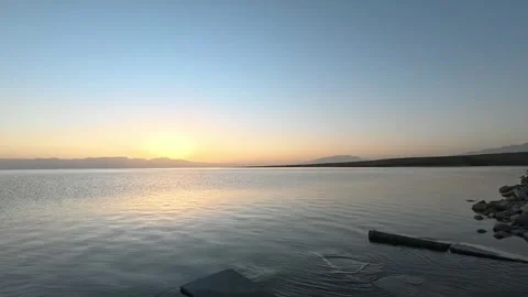 Tranquil Sunset Reflecting on Sayram Lake Water, Xinjiang, China Vídeo Stock 336857455
