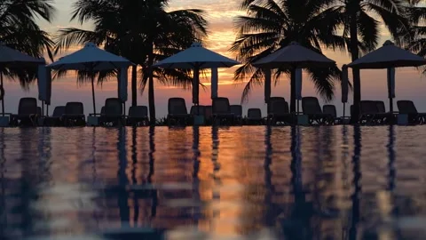 Tranquil Sunset Reflections by the Poolside: A Serene Evening Scene Surrounded Vidéo 346742569