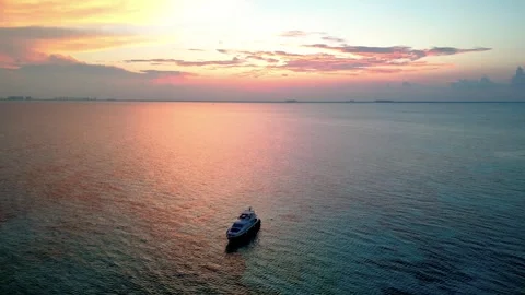 Tranquil Sunset View Over Isla with Luxury Yacht on Calm Waters 스톡 동영상 324503600