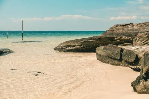 Tranquil Tropical Beach Scene with Rocks and Clear Water Foto stock