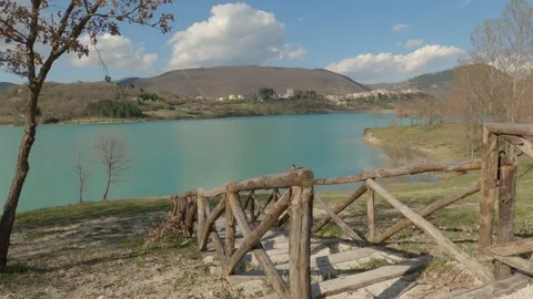 Tranquil Turquoise Lake with Tree and Mountain View in Molise, Italy Vidéo 332429625