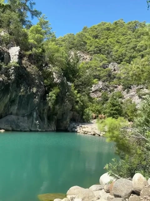 Tranquil Turquoise Mountain Lake Surrounded by Lush Green Forest 库存影片 342263903