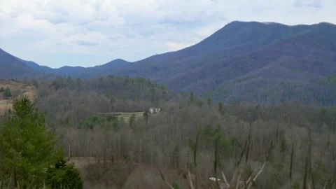 Tranquil view of the Blue Ridge Mountains featuring rolling hills, trees, and a Vidéo 277617311