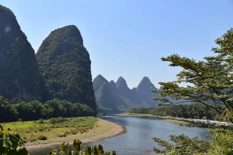 Tranquil view of the Li River and karst mountains in Xingping, near Yangshuo Stock-Fotos