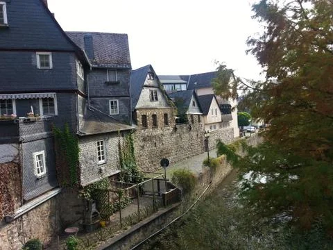 Tranquil view over river and old houses in Wetzlar Foto stock