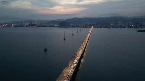 Tranquil view of Penang Bridge during the magical blue hour. 스톡 동영상 318261887