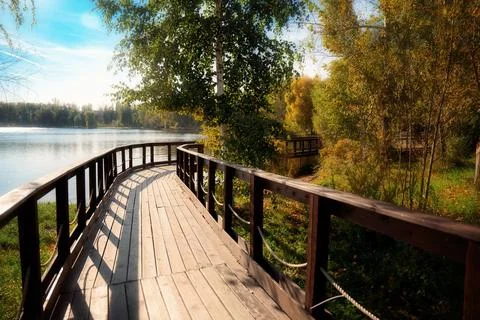 Tranquil Walkway by the Lake Foto stock