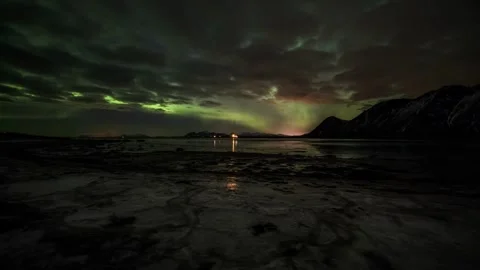 Tranquil Winter Forest Bathed in Radiant Northern Lights. Serene Aurora Borealis Vídeos de archivo 334658862