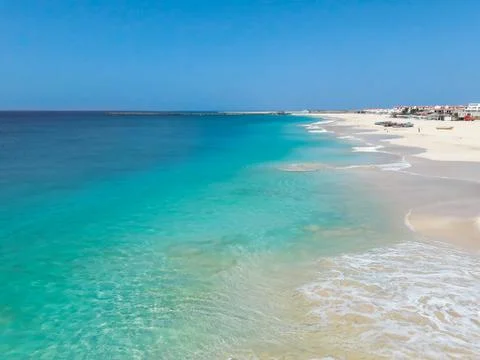 The tranquillity of the white beach of Vila do Maio and the transparent ocean Foto stock