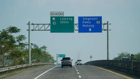 Trans Java toll road at noon. There are signs for the city of Lawang, Singo.. Stock-Fotos